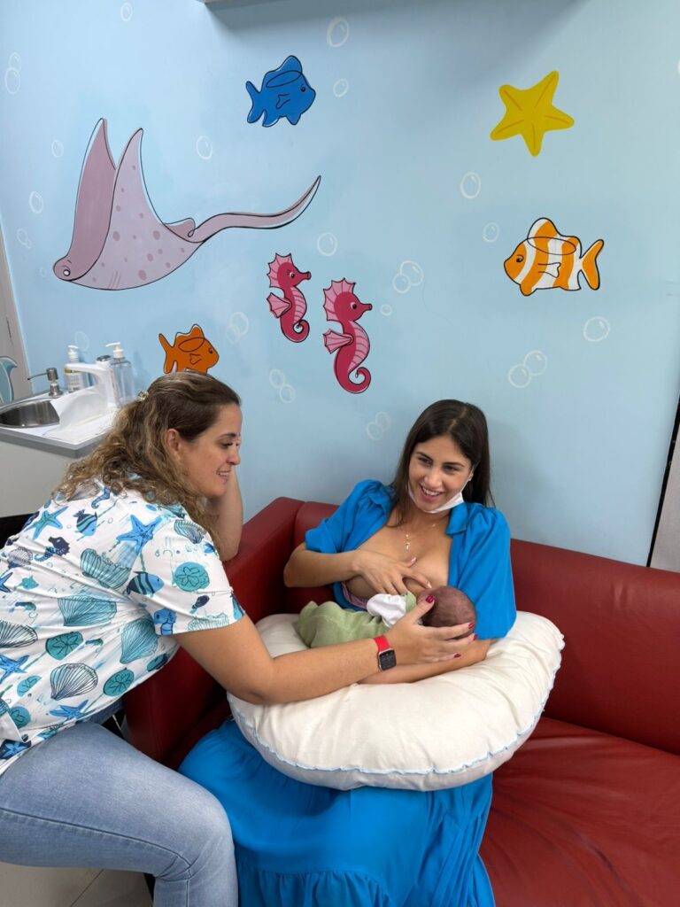 Dra. Patty Terrível acompanhando mãe durante amamentação na Clínica Mamma Gaia