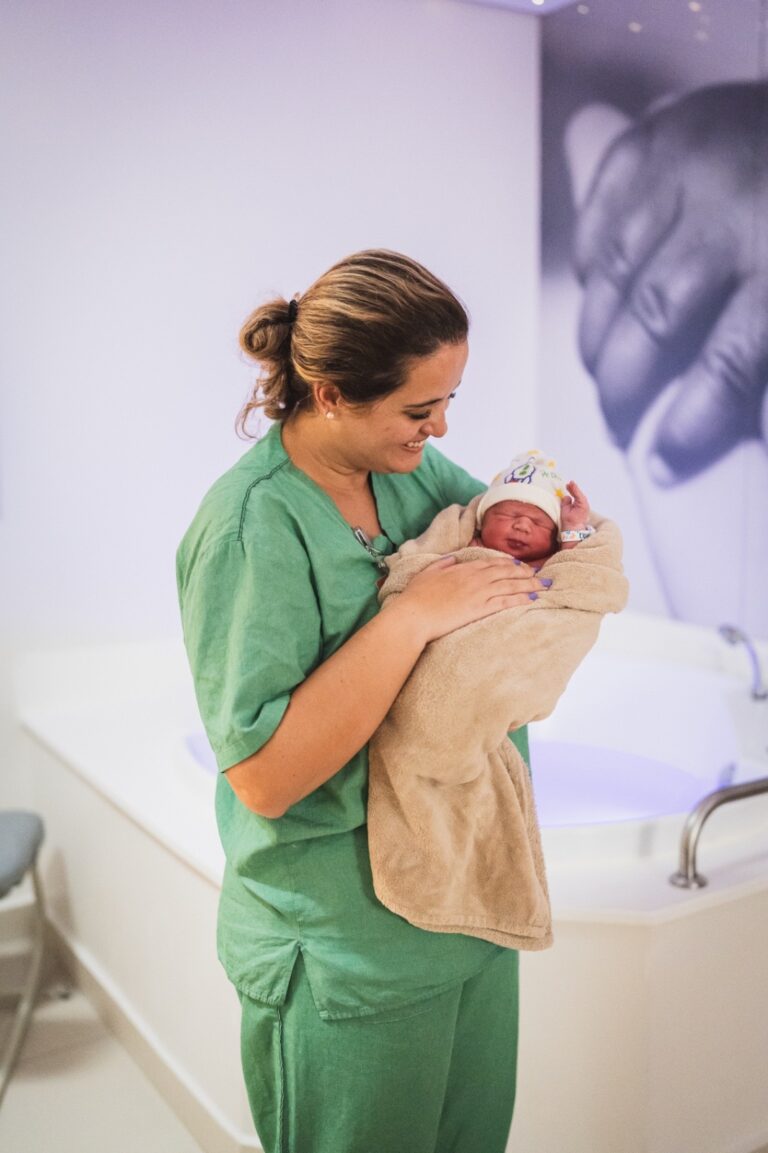 Dra. Patty Terrível, neonatologista, recebendo recém-nascido em sala de parto