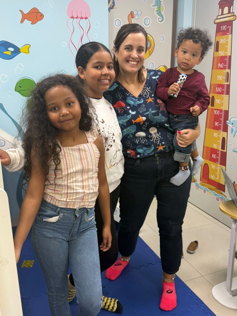 Dra. Patty Terrível ao lado de crianças acompanhadas na Clínica Mamma Gaia