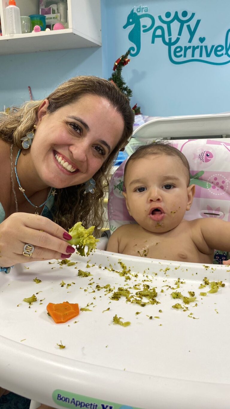 Dra. Patty Terrível acompanhando bebê durante introdução alimentar