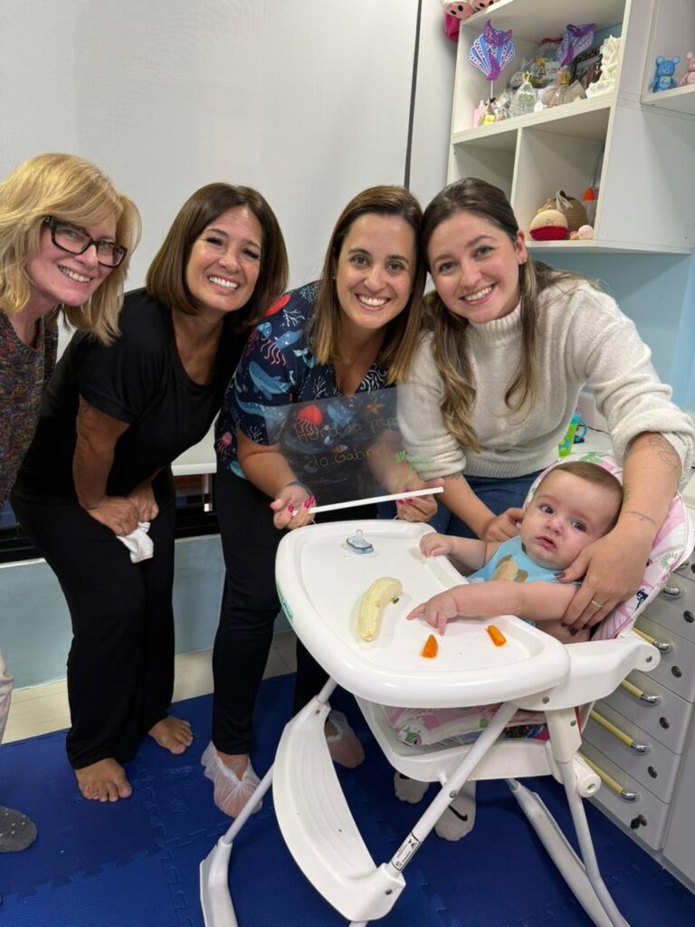 Equipe da Clínica Mamma Gaia durante atendimento pediátrico multidisciplinar