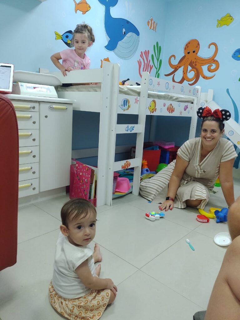 Crianças brincando no consultório pediátrico da Clínica Mamma Gaia em São Paulo