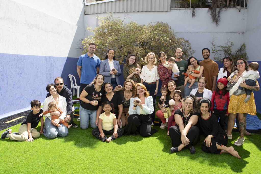 Foto em grupo das famílias na Brunch com Tetê 2025, evento da Clínica Mamma Gaia