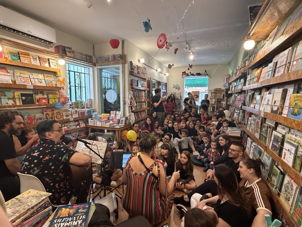 Famílias na livraria durante o encontro na Dia das Crianças Gaia 2025, evento da Clínica Mamma Gaia