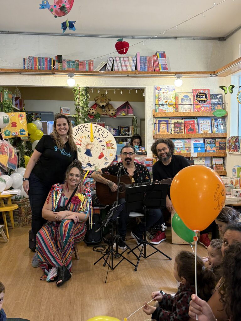 Apresentação musical para as crianças na Dia das Crianças Gaia 2025, evento da Clínica Mamma Gaia