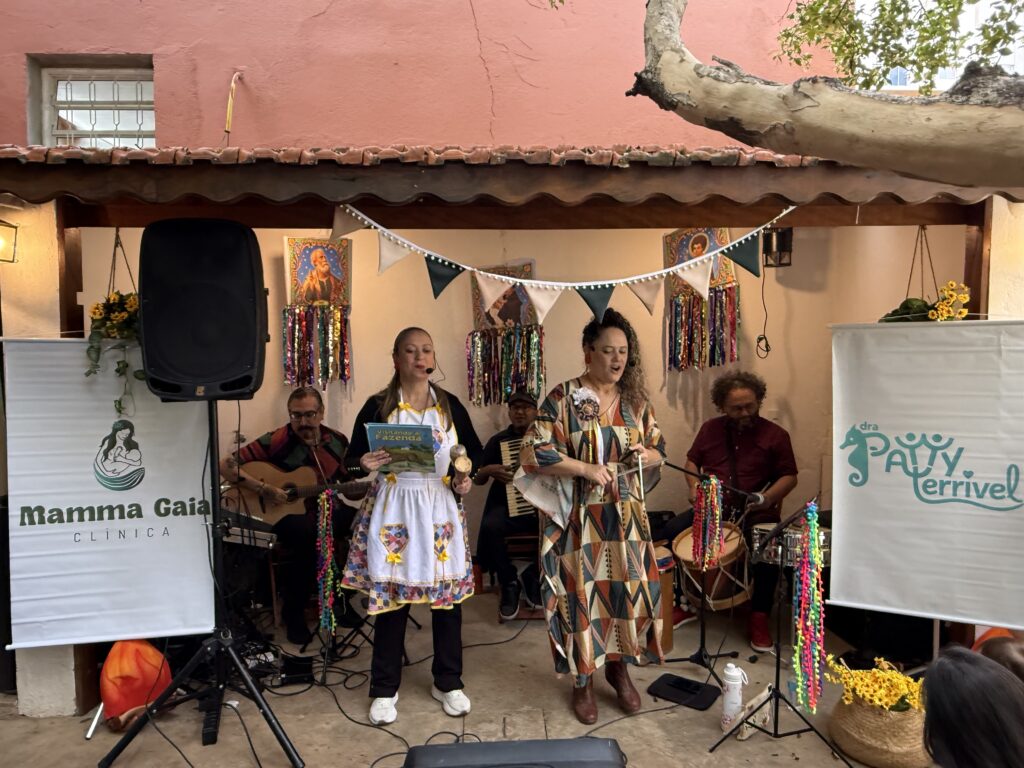 Apresentação musical caipira na Festa Junina Gaia 2026, evento da Clínica Mamma Gaia