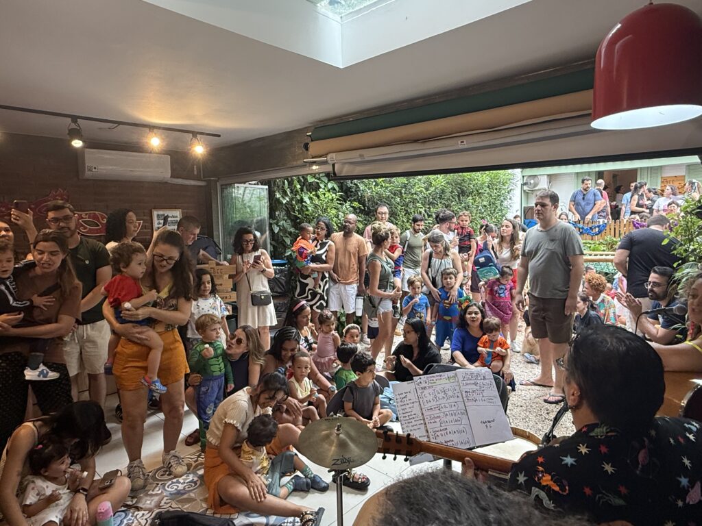 Famílias fantasiadas no salão na Carnaval Gaia 2026, evento da Clínica Mamma Gaia