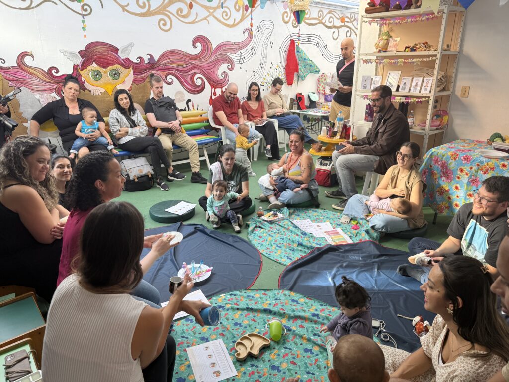 Roda de famílias com bebês em uma edição da Oficina de Introdução Alimentar Gaia