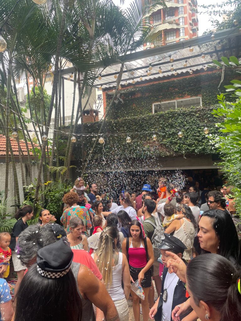 Famílias no quintal com chuva de confete na Carnaval Gaia 2026, evento da Clínica Mamma Gaia