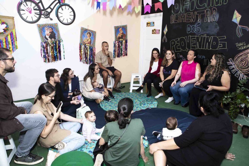 Pais e bebês em roda durante a Oficina de Introdução Alimentar Gaia