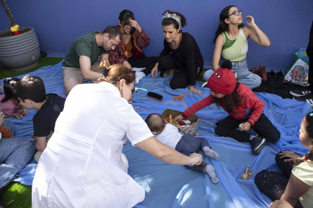 Atividade com bebês no tapete na Brunch com Tetê 2025, evento da Clínica Mamma Gaia
