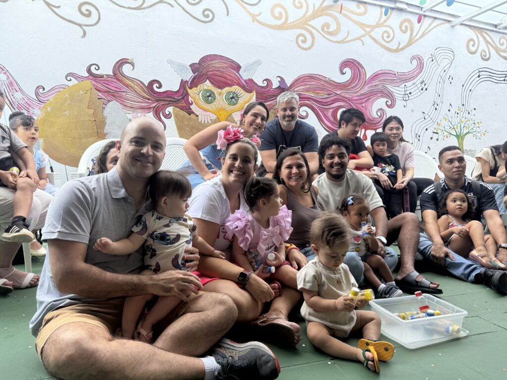 Famílias e crianças na festa na Carnaval Gaia 2025, evento da Clínica Mamma Gaia