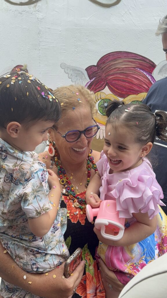 Crianças fantasiadas brincando juntas na Carnaval Gaia 2025, evento da Clínica Mamma Gaia