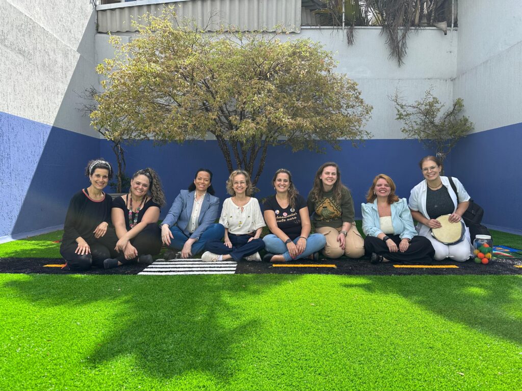 Famílias reunidas no gramado na Brunch com Tetê 2025, evento da Clínica Mamma Gaia
