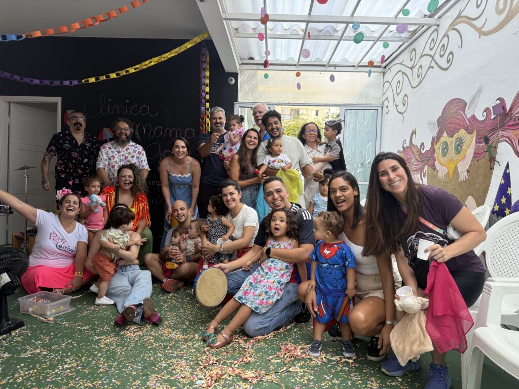 Bebês com adereços na Carnaval Gaia 2025, evento da Clínica Mamma Gaia
