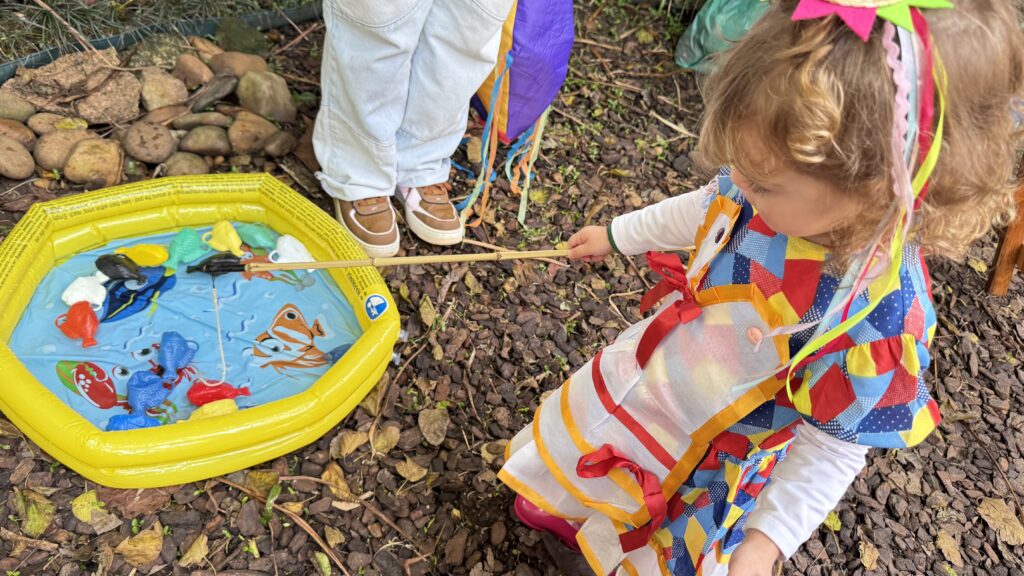 Criança na brincadeira da pescaria na Festa Junina Gaia 2026, evento da Clínica Mamma Gaia