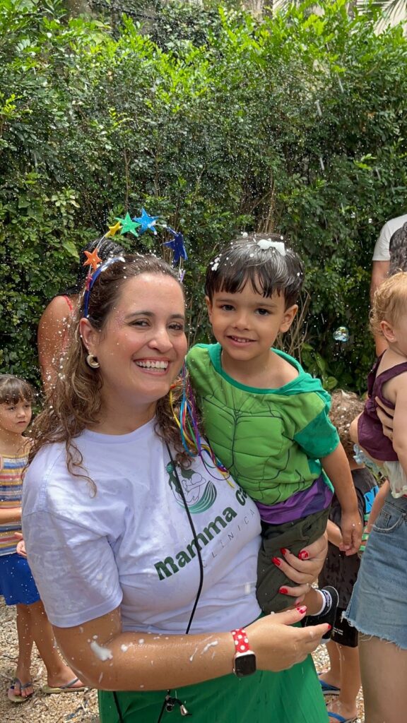 Dra. Patty com menino fantasiado na Carnaval Gaia 2026, evento da Clínica Mamma Gaia