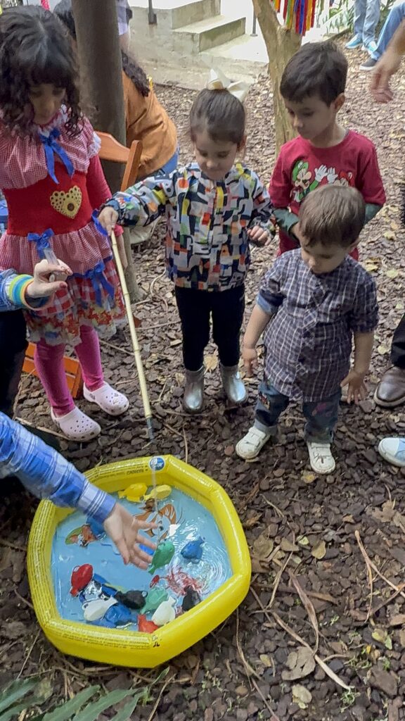 Crianças brincando nas barraquinhas na Festa Junina Gaia 2026, evento da Clínica Mamma Gaia