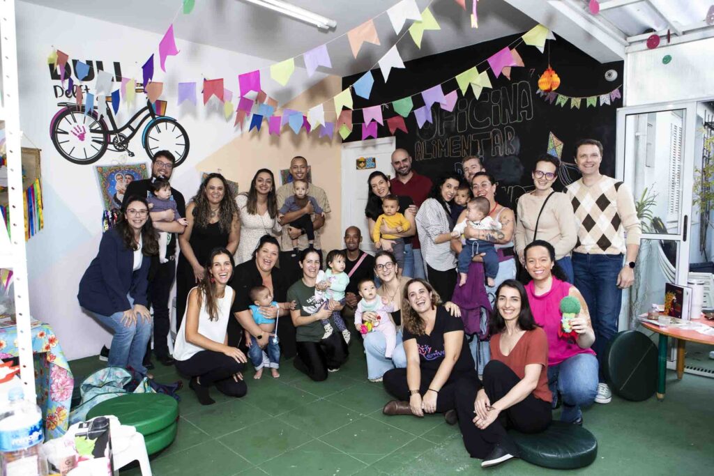 Famílias e bebês reunidos na Oficina de Introdução Alimentar Gaia, na Clínica Mamma Gaia