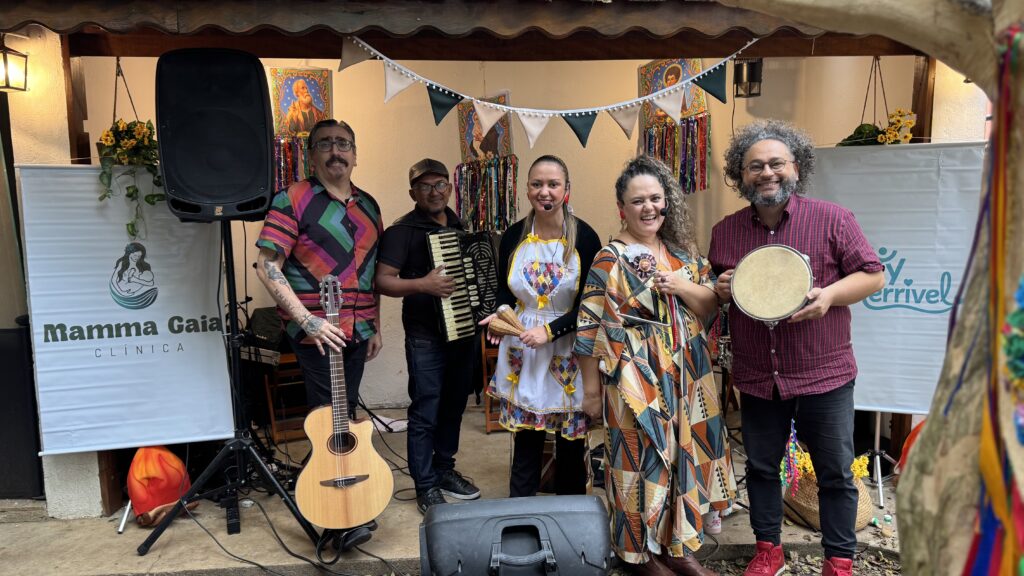Banda de forró na Festa Junina Gaia 2026, evento da Clínica Mamma Gaia