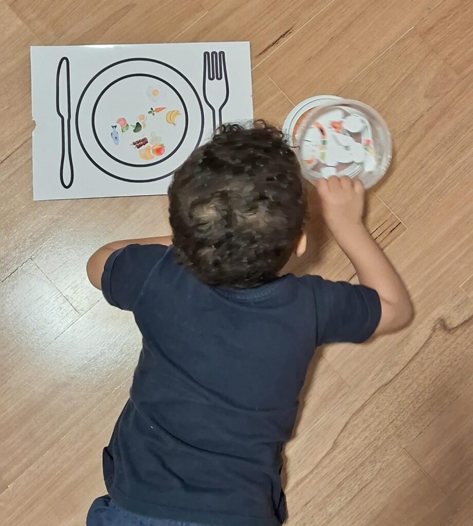 Criança participando de atividade de introdução alimentar na Clínica Mamma Gaia