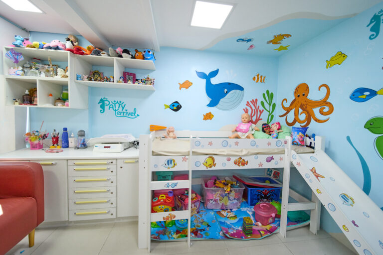 Consultório pediátrico temático com decoração do fundo do mar e estrutura de brincar em formato de barco