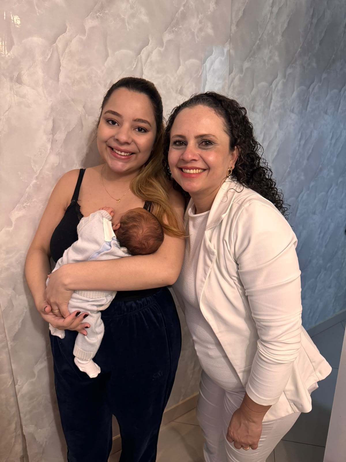 Consultora em amamentação Milene orientando mãe durante a mamada