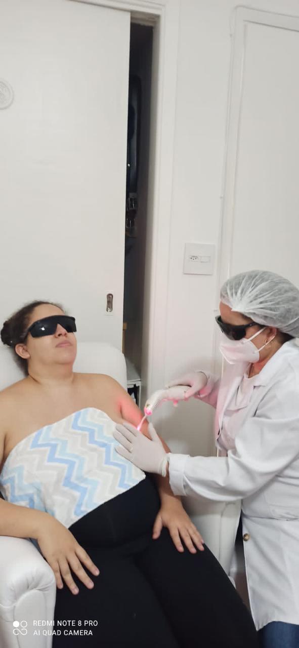 Sessão de laserterapia para amamentação com a enfermeira da Clínica Mamma Gaia