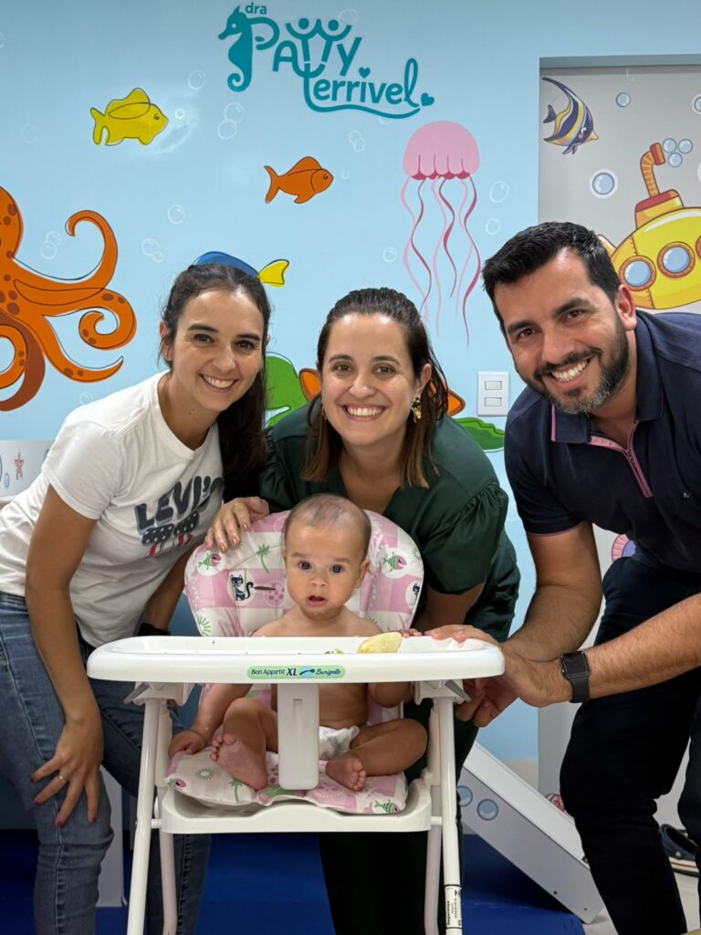 Família com bebê em consulta na sala de atendimento infantil da Mamma Gaia