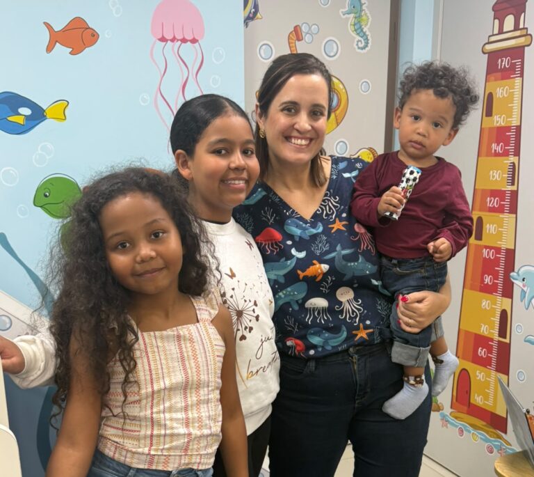 Pediatra com crianças na sala decorada com o tema fundo do mar da Clínica Mamma Gaia