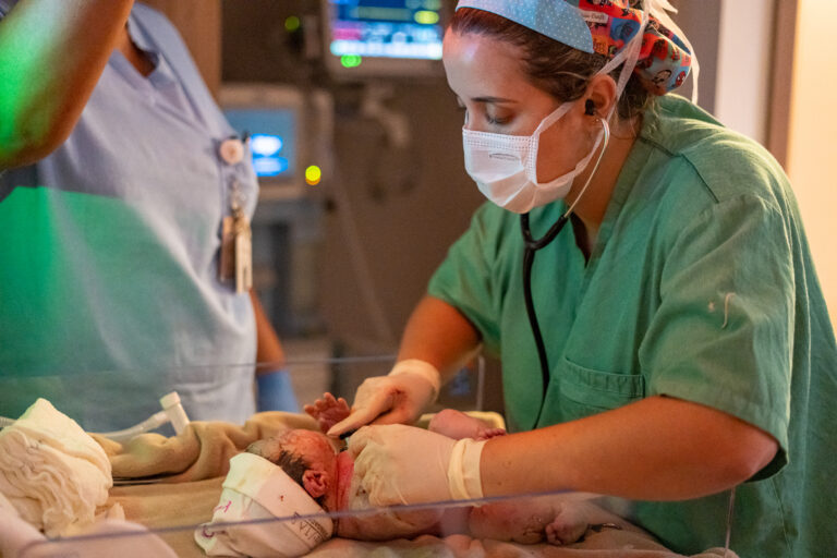 Neonatologista atendendo um recém-nascido no hospital