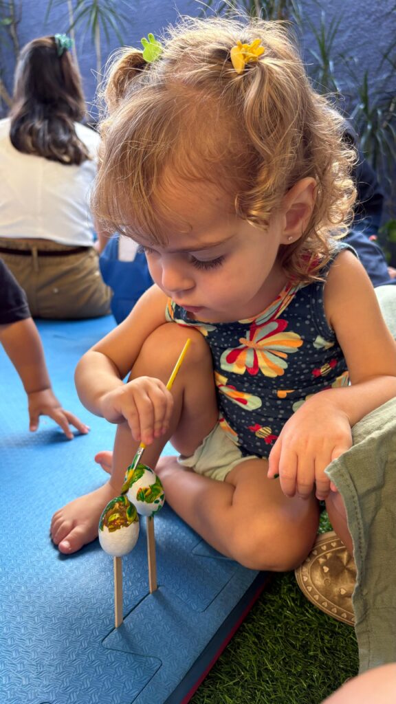 Criança pintando na oficina de Páscoa na Páscoa Gaia 2026, evento da Clínica Mamma Gaia