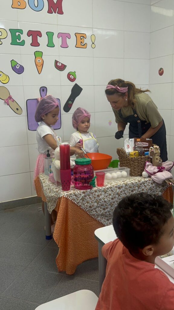 Crianças na mesa de atividades na Páscoa Gaia 2026, evento da Clínica Mamma Gaia