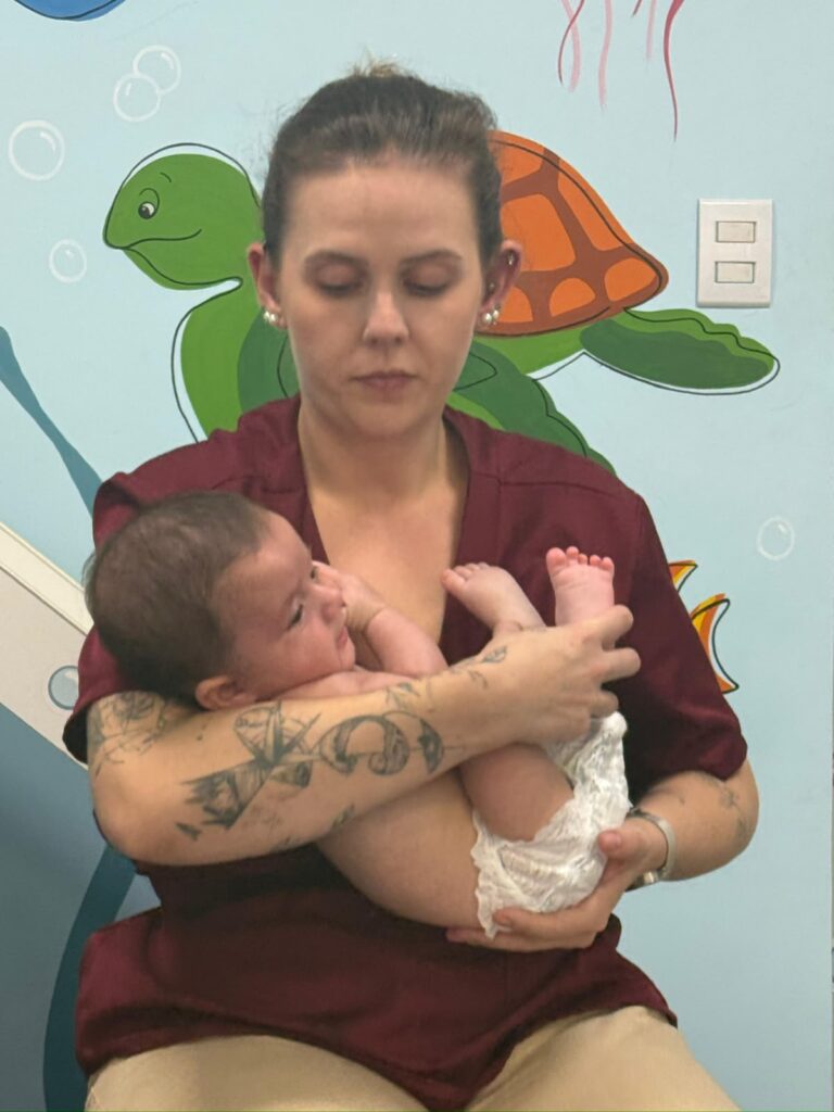 Stephanie, fisioterapeuta pediátrica, acolhendo recém-nascido na Clínica Mamma Gaia