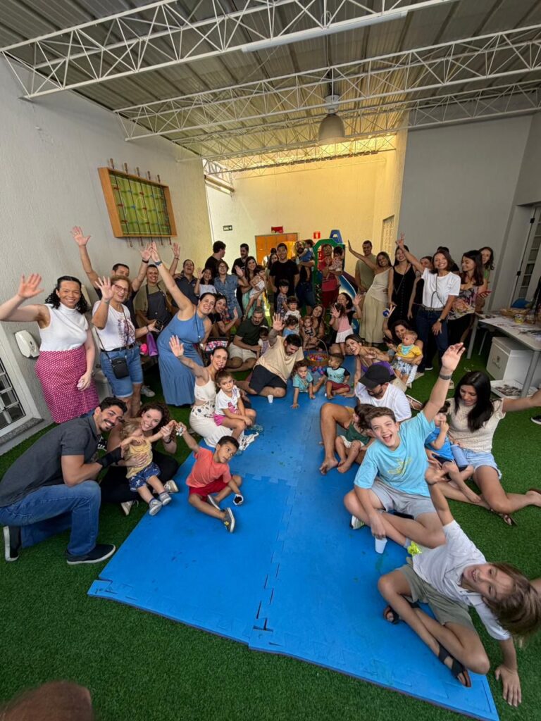 Famílias reunidas na festa na Páscoa Gaia 2026, evento da Clínica Mamma Gaia