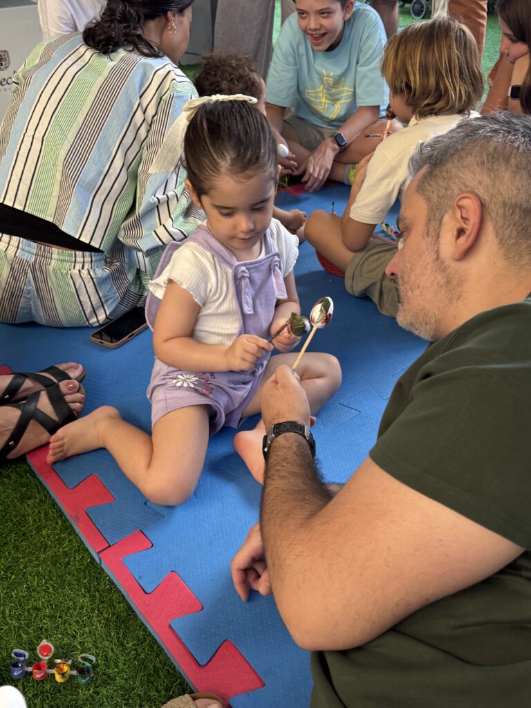 Bebê brincando no tapete com o pai na Páscoa Gaia 2026, evento da Clínica Mamma Gaia