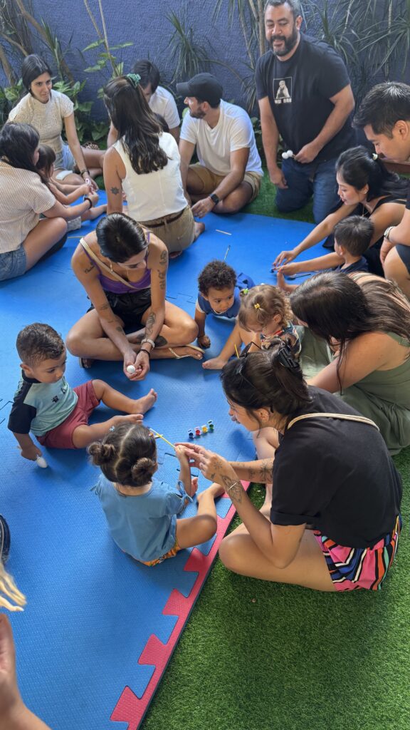 Famílias e bebês brincando no tapete na Páscoa Gaia 2026, evento da Clínica Mamma Gaia