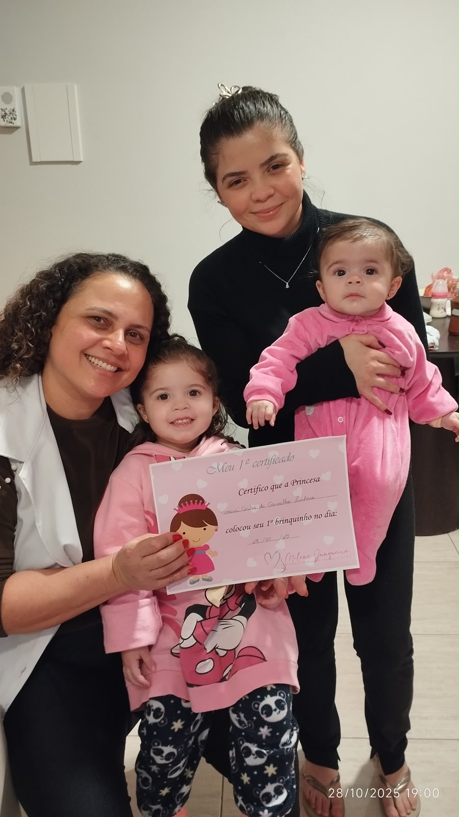 Família recebe o certificado Meu 1º certificado após o furo de orelha humanizado na Mamma Gaia