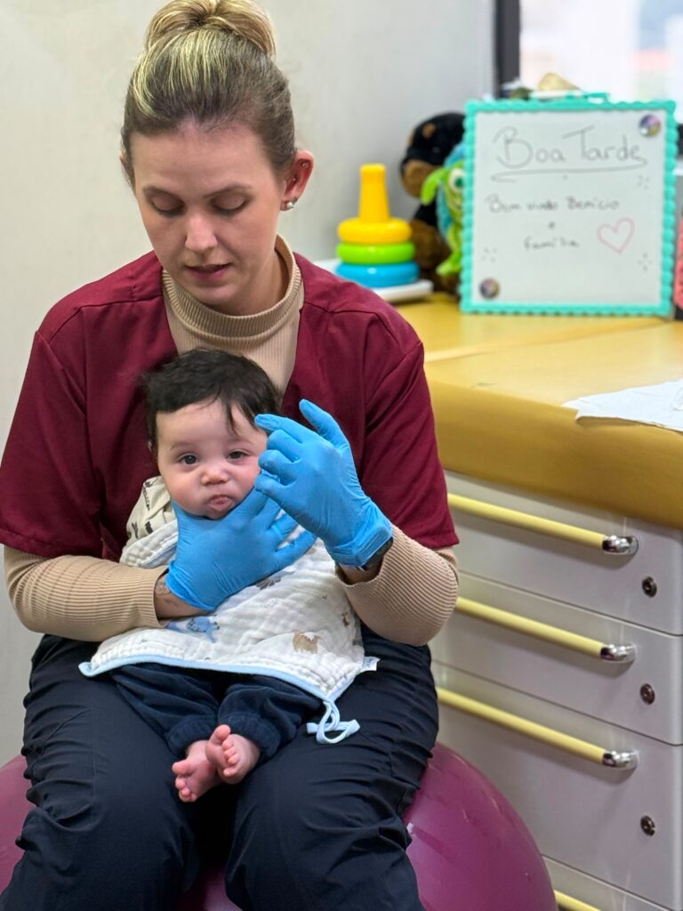 Fisioterapeuta pediátrica Stephanie estimulando desenvolvimento motor de bebê