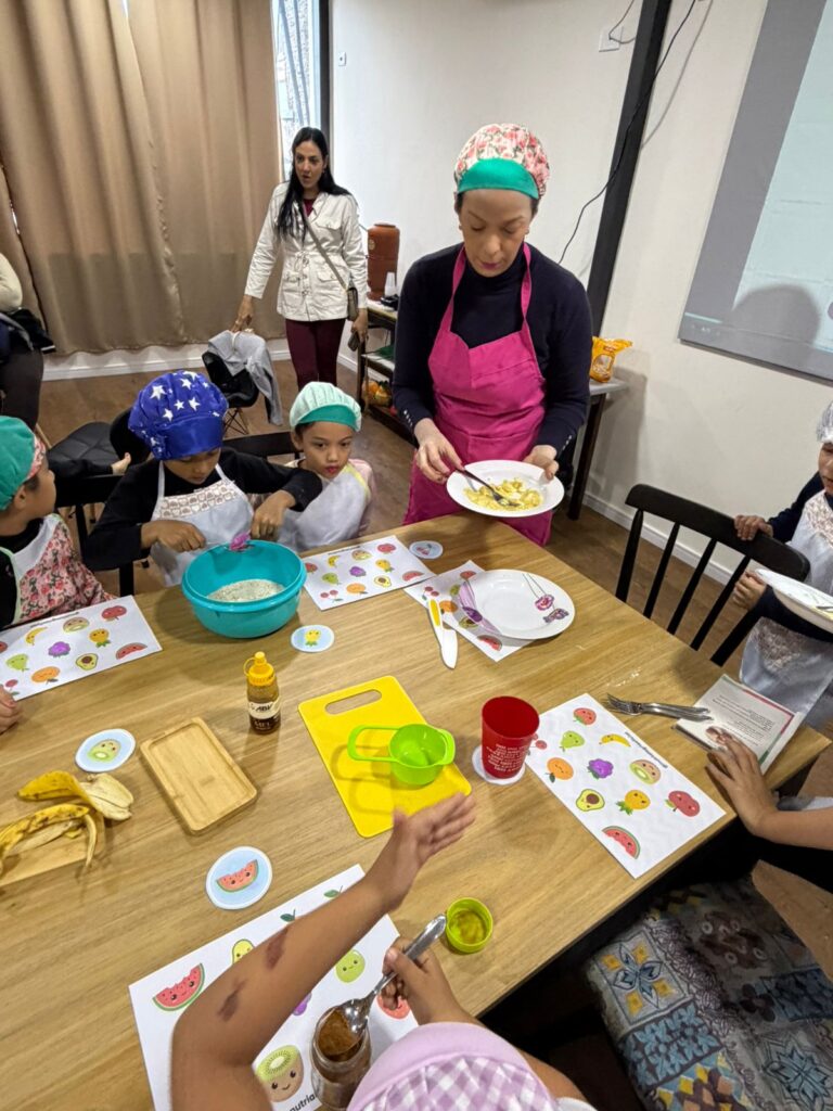 Priscila Costa Guedes, nutricionista, conduzindo oficina de introdução alimentar na Mamma Gaia