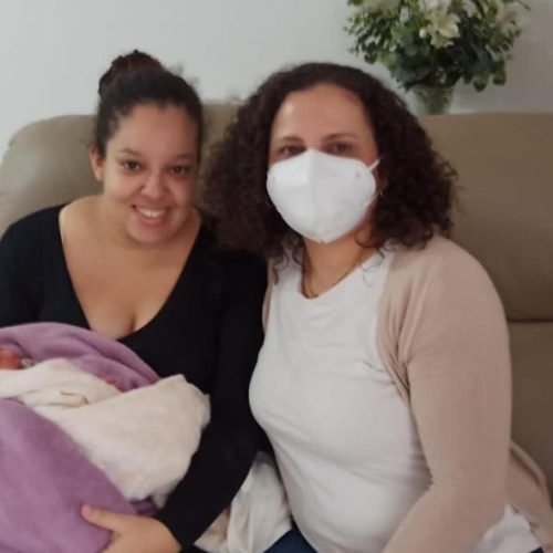 Consultora Milene acompanhando mãe e recém-nascido durante consultoria de amamentação na Clínica Mamma Gaia
