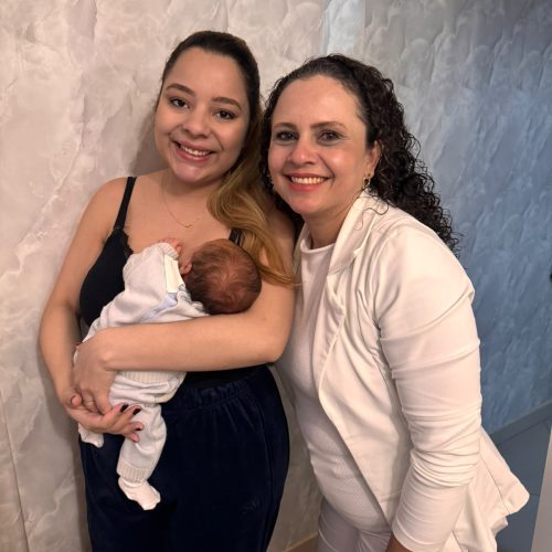 Consultora em amamentação Milene orientando mãe durante a mamada